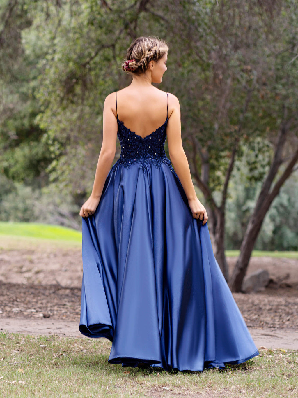 Robe de soirée longue en dentelle à col en V et coupe trapèze