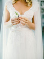 Robe de mariée trapèze en dentelle et tulle à col en V et manches courtes WD136