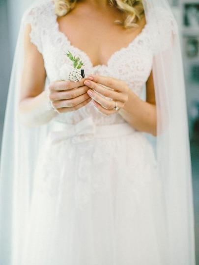 Robe de mariée trapèze en dentelle et tulle à col en V et manches courtes WD136
