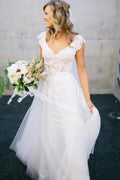 Robe de mariée trapèze en dentelle et tulle à col en V et manches courtes WD136