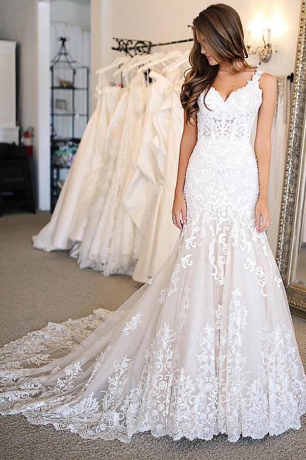 Robe de mariée sirène en dentelle à col en V et traîne balayée WD505