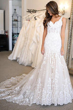 Robe de mariée sirène en dentelle à col en V et traîne balayée WD505