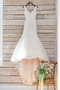 Vestido de novia largo de sirena con escote en V, apliques de encaje blanco y cola WD113
