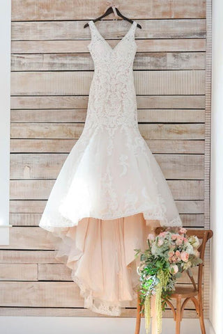 Robe de mariée sirène longue blanche à col en V et traîne, ornée d'appliqués de dentelle (WD113)