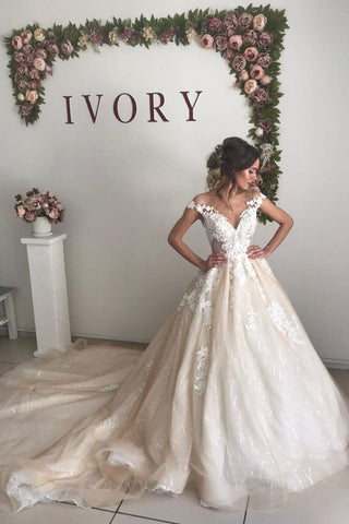 Vestido de novia de princesa con escote en V y hombros descubiertos