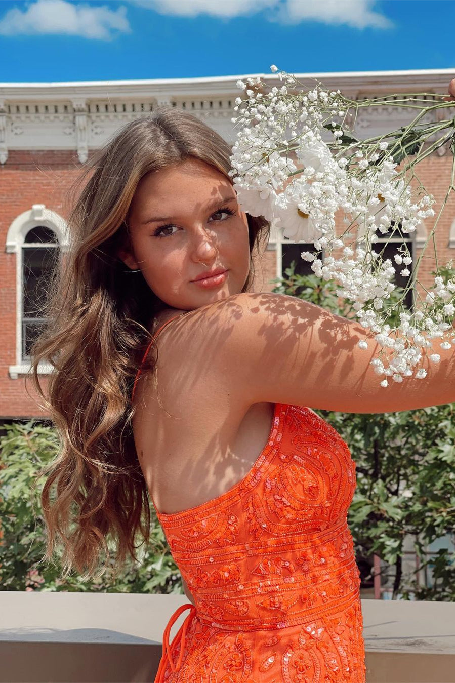 Robe de bal orange sans manches à bretelles spaghetti et col en V, ornée de dentelle