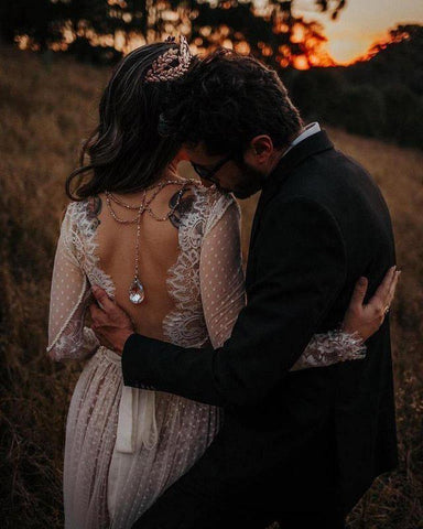 Vestido de novia bohemio de manga larga con escote en V, lunares, encaje y espalda descubierta WD433 