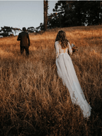 Robe de mariée bohème à pois en dentelle, col en V, dos nu et manches longues WD433 