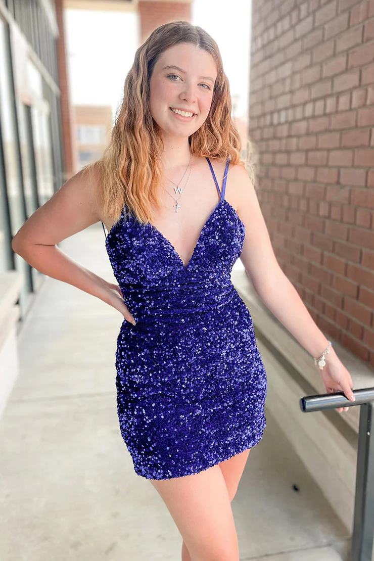 Robe de bal courte bleu roi à col en V et fines bretelles spaghetti, sans manches