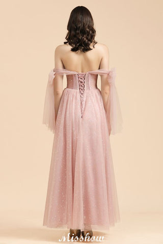 Robe de demoiselle d'honneur rose poudré à col en V, manches en mousseline à volants et coupe trapèze