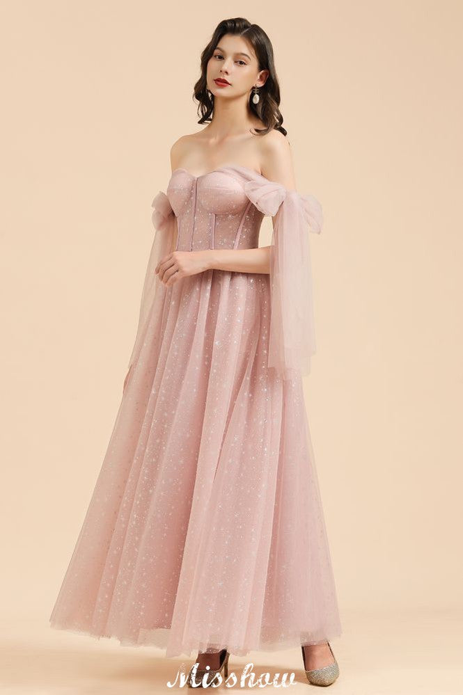Robe de demoiselle d'honneur rose poudré à col en V, manches en mousseline à volants et coupe trapèze