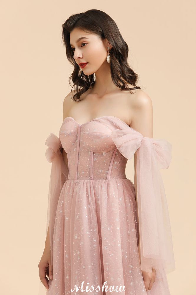 Robe de demoiselle d'honneur rose poudré à col en V, manches en mousseline à volants et coupe trapèze