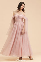 Robe de demoiselle d'honneur rose poudré à col en V, manches en mousseline à volants et coupe trapèze