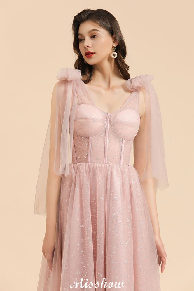 Robe de demoiselle d'honneur rose poudré à col en V, manches en mousseline à volants et coupe trapèze