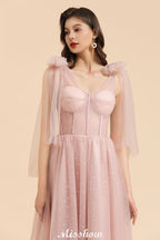 Robe de demoiselle d'honneur rose poudré à col en V, manches en mousseline à volants et coupe trapèze