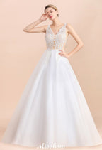 Robe de mariée princesse longue en dentelle transparente à col en V et coupe trapèze