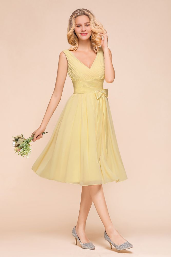 Robe de demoiselle d'honneur mini sans manches à col en V et coupe trapèze, longueur cheville