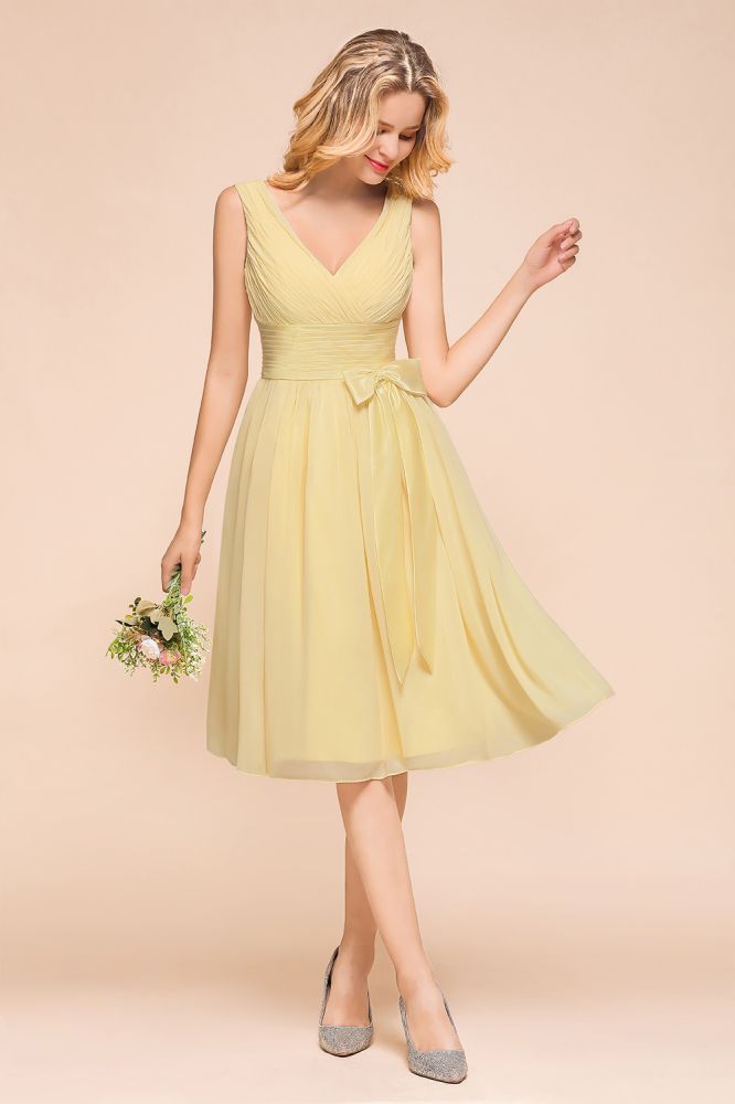 Robe de demoiselle d'honneur mini sans manches à col en V et coupe trapèze, longueur cheville
