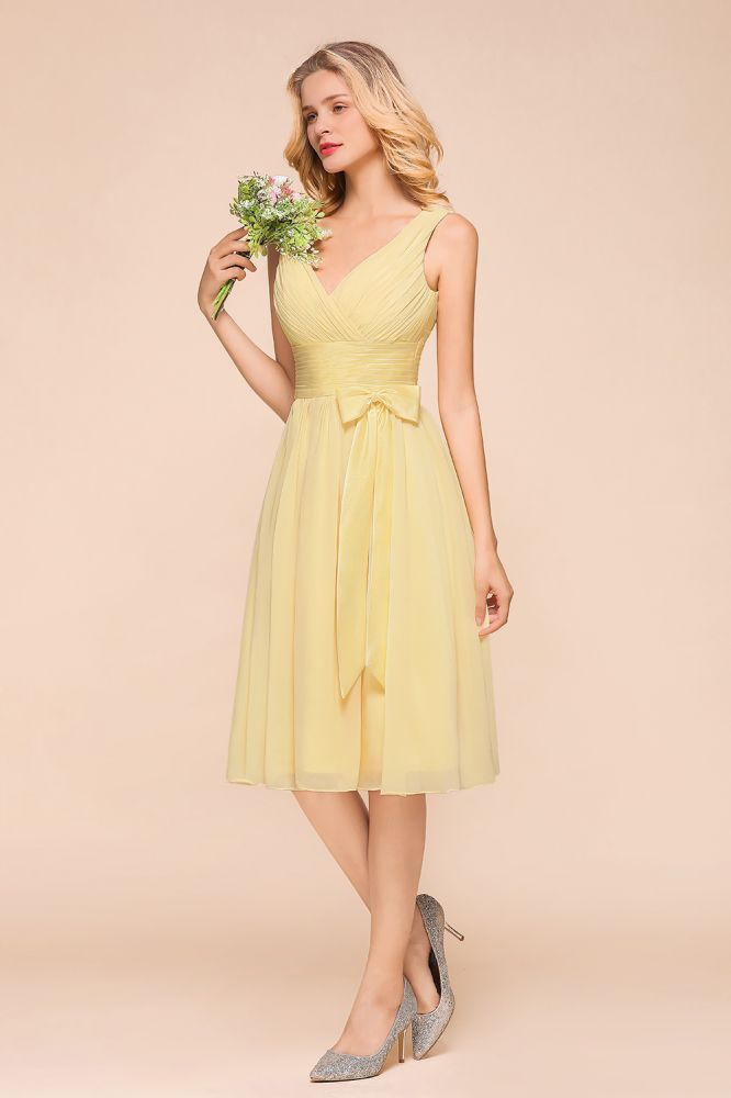 Robe de demoiselle d'honneur mini sans manches à col en V et coupe trapèze, longueur cheville
