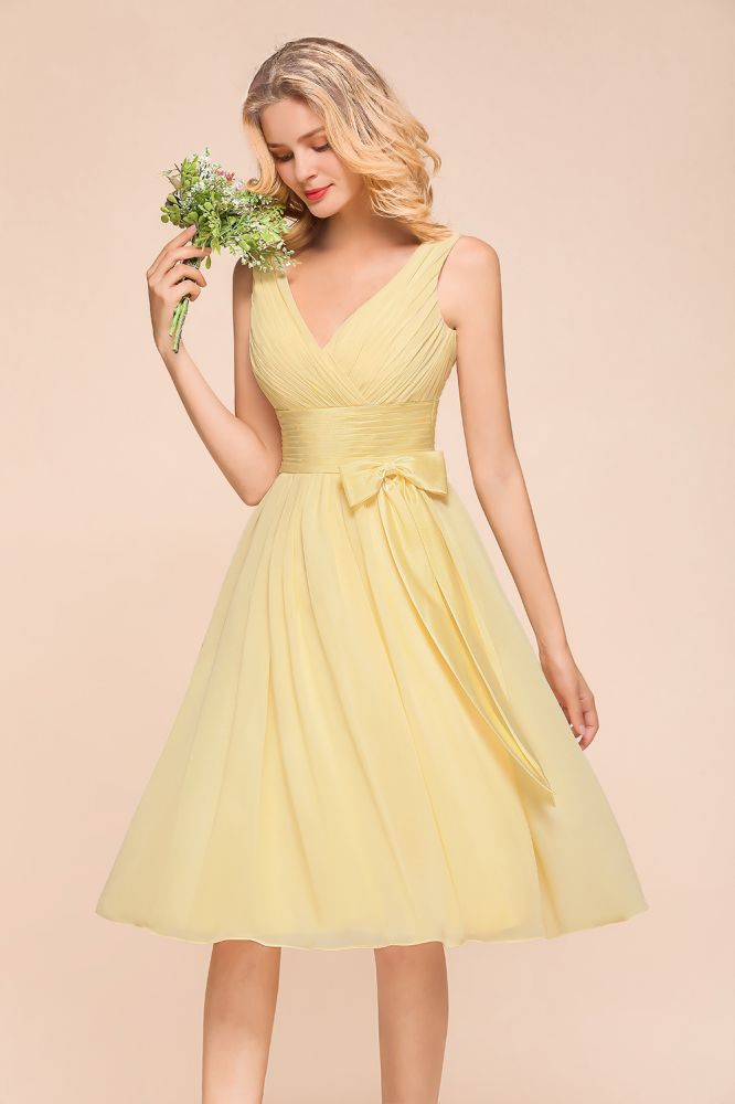 Robe de demoiselle d'honneur mini sans manches à col en V et coupe trapèze, longueur cheville