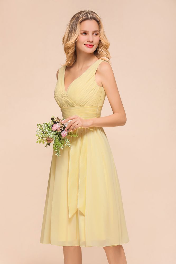 Robe de demoiselle d'honneur mini sans manches à col en V et coupe trapèze, longueur cheville
