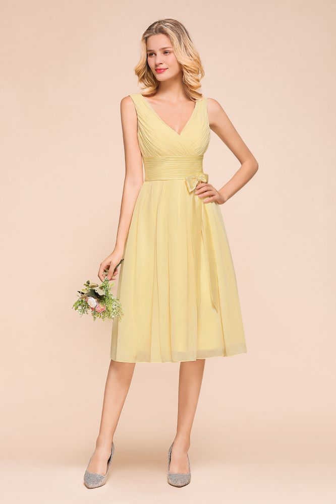 Robe de demoiselle d'honneur mini sans manches à col en V et coupe trapèze, longueur cheville