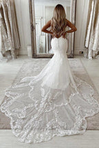 Robe de mariée sirène sans manches à col en V et applications de dentelle, longueur au sol