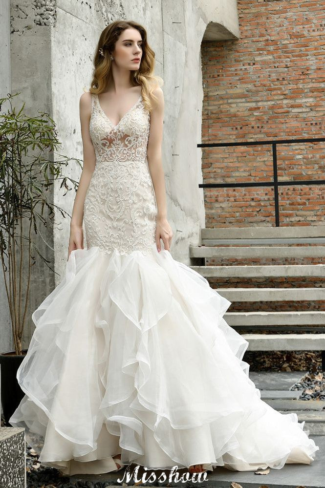 Vestido de novia de sirena sin mangas con escote en V, encaje floral y tul vaporoso.
