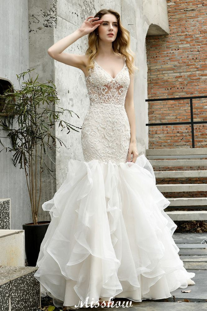 Vestido de novia de sirena sin mangas con escote en V, encaje floral y tul vaporoso.
