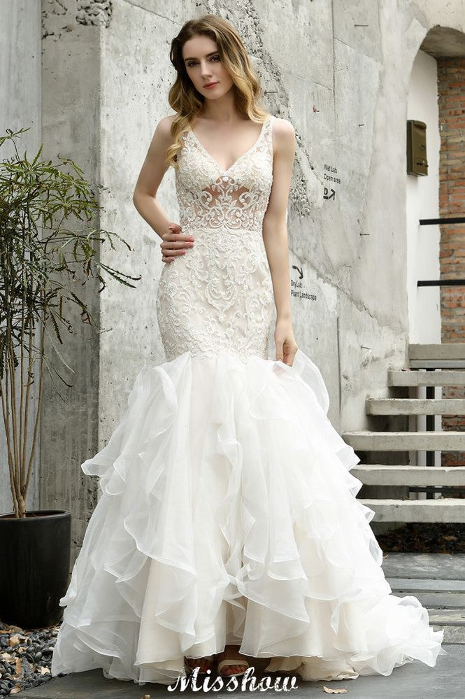 Vestido de novia de sirena sin mangas con escote en V, encaje floral y tul vaporoso.