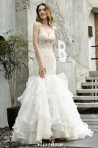 Vestido de novia de sirena sin mangas con escote en V, encaje floral y tul vaporoso.