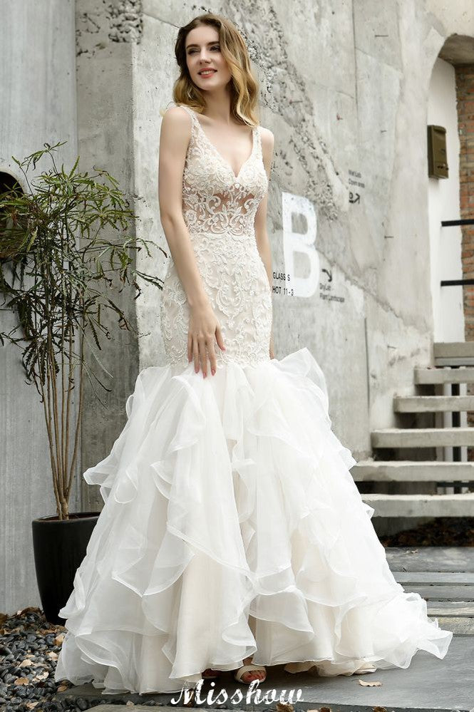 Vestido de novia de sirena sin mangas con escote en V, encaje floral y tul vaporoso.