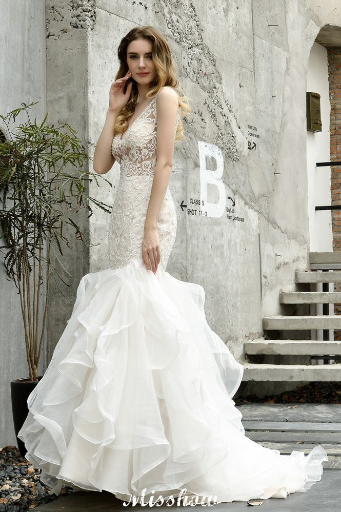 Vestido de novia de sirena sin mangas con escote en V, encaje floral y tul vaporoso.
