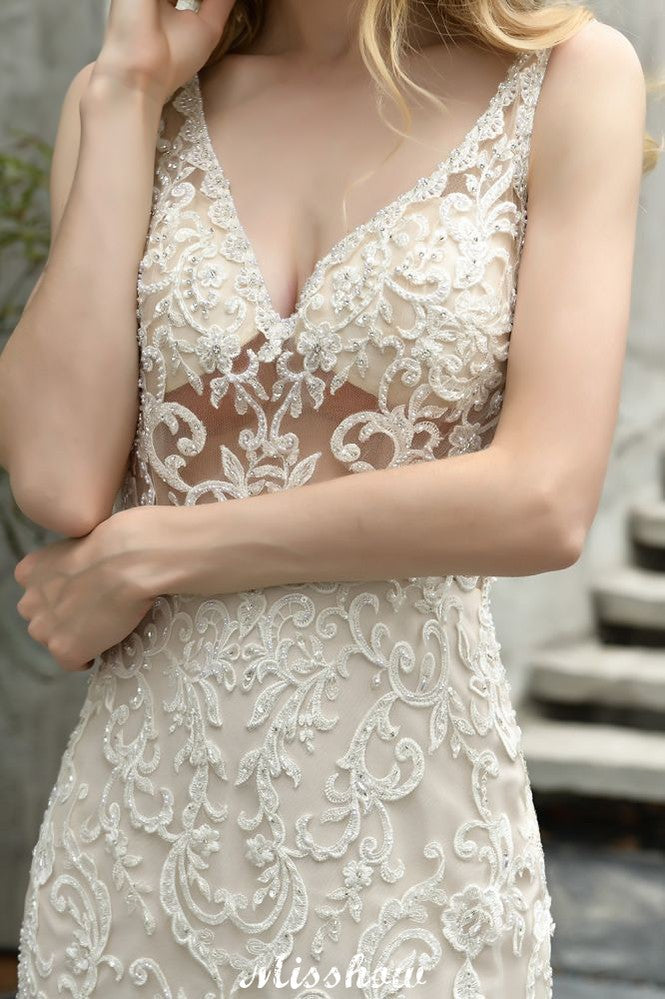 Vestido de novia de sirena sin mangas con escote en V, encaje floral y tul vaporoso.