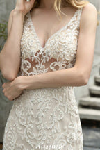 Vestido de novia de sirena sin mangas con escote en V, encaje floral y tul vaporoso.