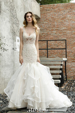 Vestido de novia de sirena sin mangas con escote en V, encaje floral y tul vaporoso.