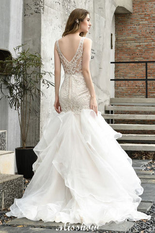 Vestido de novia de sirena sin mangas con escote en V, encaje floral y tul vaporoso.