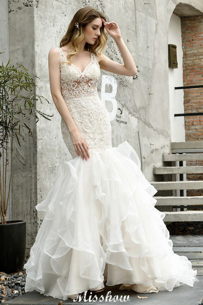 Vestido de novia de sirena sin mangas con escote en V, encaje floral y tul vaporoso.