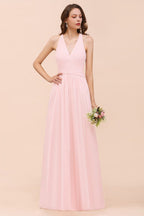 Robe de demoiselle d'honneur maxi sans manches à col en V, rose en mousseline, idéale pour un mariage de plage.