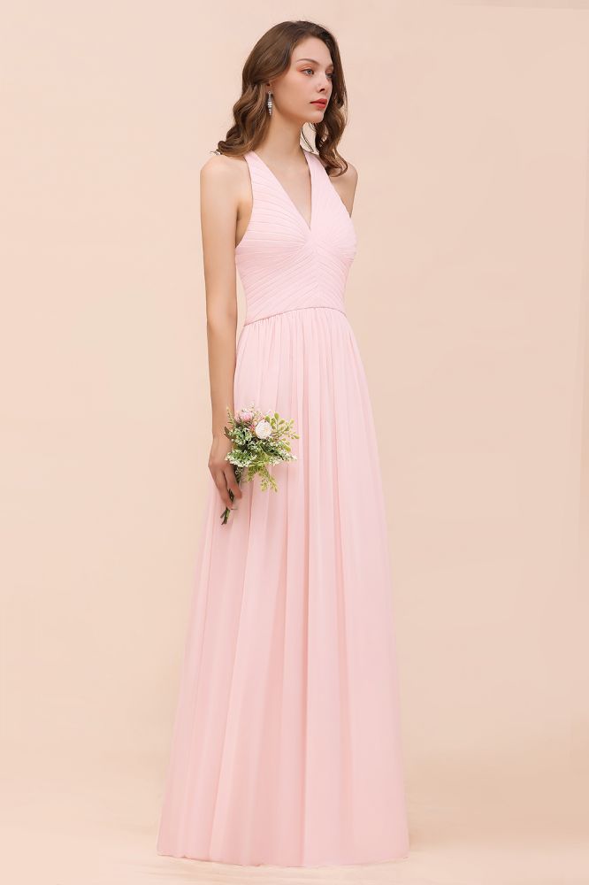 Robe de demoiselle d'honneur maxi sans manches à col en V, rose en mousseline, idéale pour un mariage de plage.
