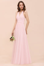Robe de demoiselle d'honneur maxi sans manches à col en V, rose en mousseline, idéale pour un mariage de plage.
