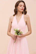 Robe de demoiselle d'honneur maxi sans manches à col en V, rose en mousseline, idéale pour un mariage de plage.