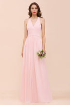 Robe de demoiselle d'honneur maxi sans manches à col en V, rose en mousseline, idéale pour un mariage de plage.