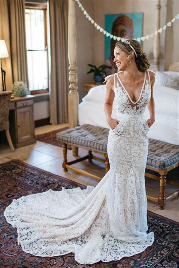 Robe de mariée en dentelle sans manches à col en V, dos nu froncé et traîne courte WD141 