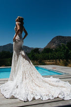 Robe de mariée en dentelle sans manches à col en V, dos nu froncé et traîne courte WD141 