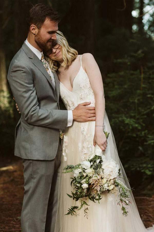 Vestido de novia con escote en V, tirantes finos y apliques de encaje WD316