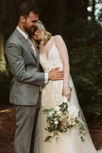 Vestido de novia con escote en V, tirantes finos y apliques de encaje WD316
