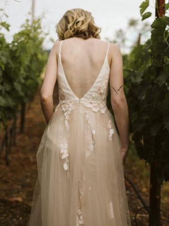 Vestido de novia con escote en V, tirantes finos y apliques de encaje WD316