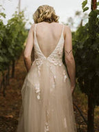 Vestido de novia con escote en V, tirantes finos y apliques de encaje WD316