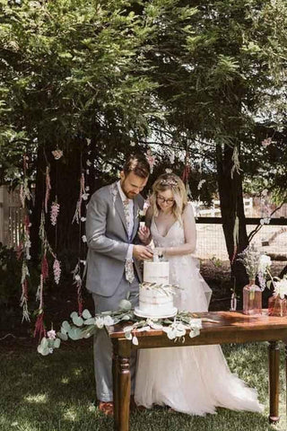 Vestido de novia con escote en V, tirantes finos y apliques de encaje WD316